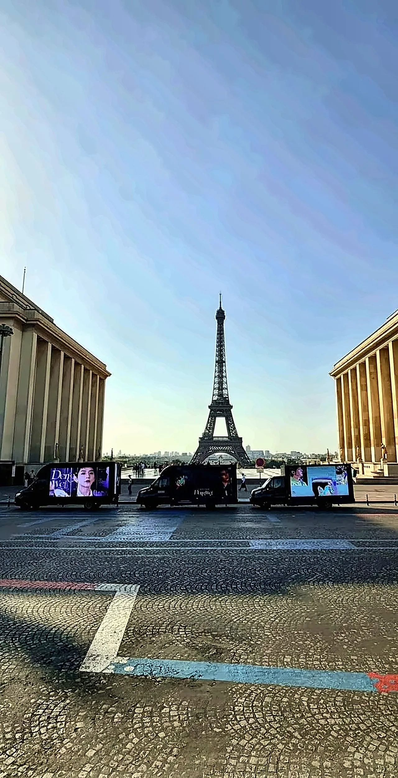 Trocadéro — 3 camions alignés face à la tour Eiffel